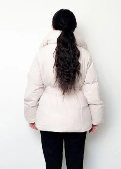 Titelseite -NAHA Damenmode BeigeJackehinten 894daf25 6f20 4d6b 8d5d 23ada20e8fdc