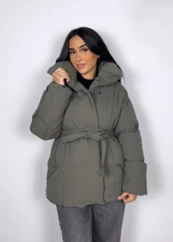 Winterjacke -NAHA Damenmode Facetune 13 11 2023 14 45 16