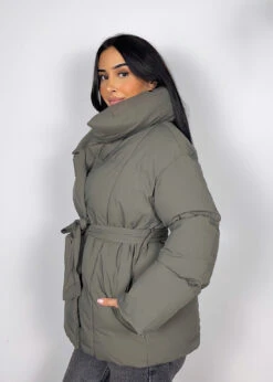 Winterjacke -NAHA Damenmode Facetune 13 11 2023 14 45 38