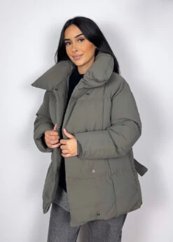 Winterjacke -NAHA Damenmode Facetune 13 11 2023 14 46 02