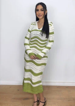 Strickkleid Mit Gestreiftem Muster -NAHA Damenmode Facetune 26 02 2024 15 09 40