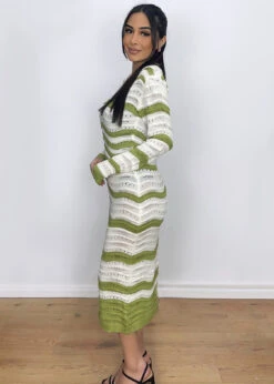 Strickkleid Mit Gestreiftem Muster -NAHA Damenmode Facetune 26 02 2024 15 10 23