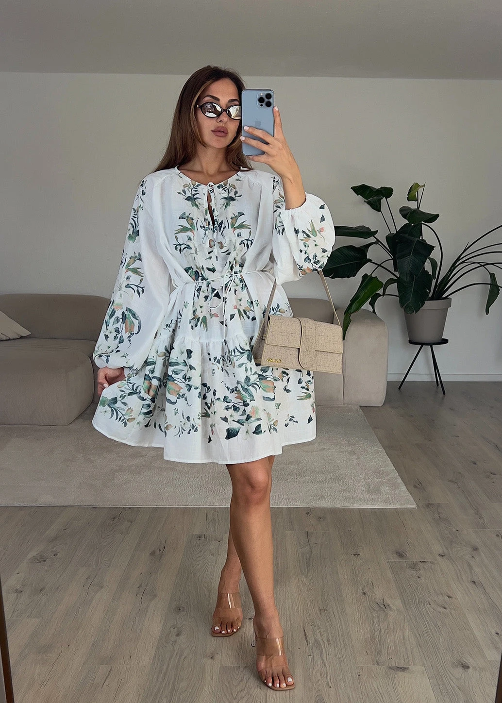 Minikleid Mit Blumenmuster 6 Minikleid Mit Blumenmuster – Bild 4