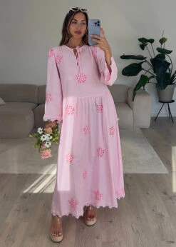 Besticktes Maxikleid Mit Lochspitze -NAHA Damenmode IMG 1599