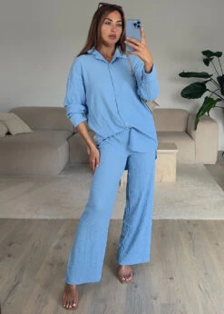 Zweiteiler Aus Strukturiertem Stoff