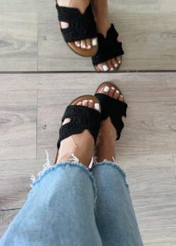 Sandalen Mit Goldenen Schnallen -NAHA Damenmode IMG 2408