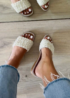 Sandalen Mit Perlentextur -NAHA Damenmode IMG 2443