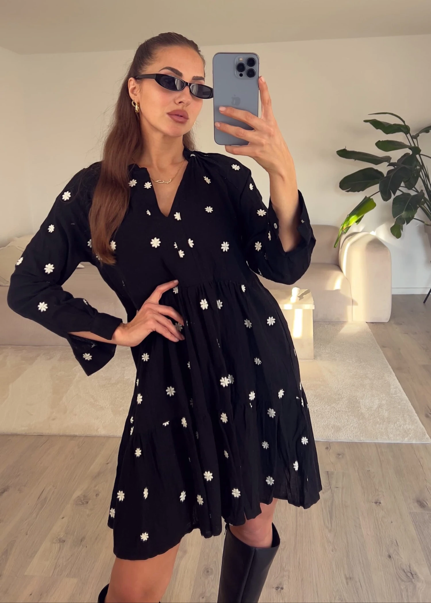 Minikleid Mit Blumenstickerei 4 Minikleid Mit Blumenstickerei – Bild 2