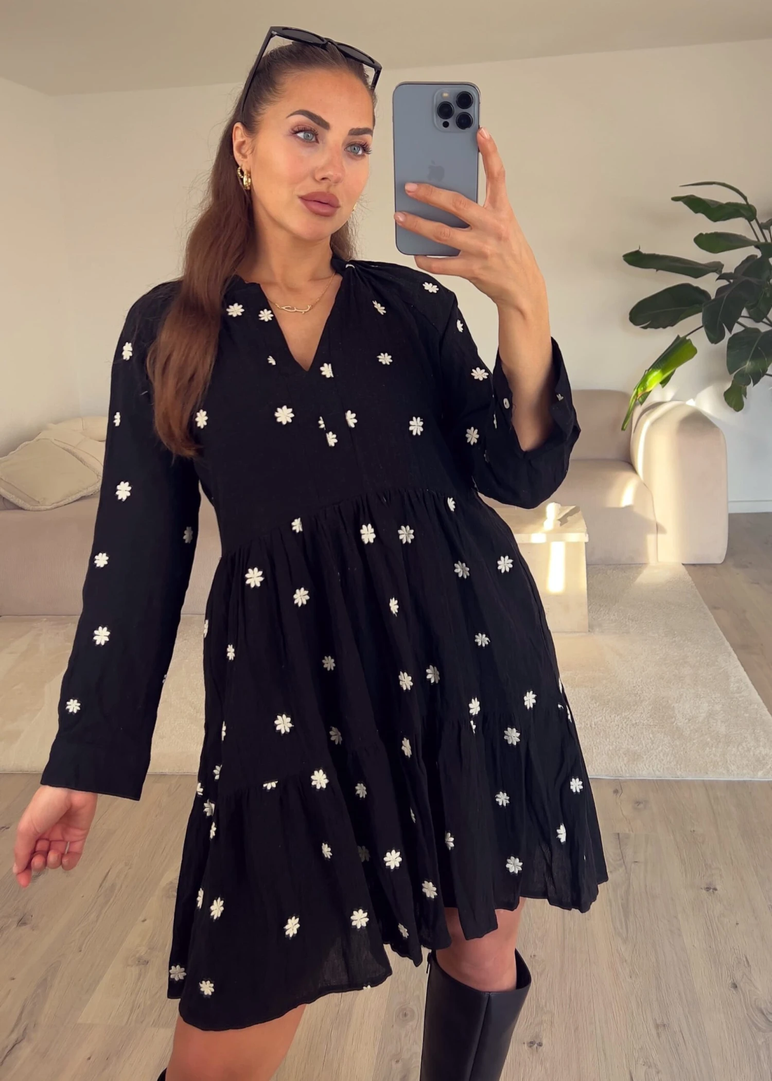 Minikleid Mit Blumenstickerei 5 Minikleid Mit Blumenstickerei – Bild 3