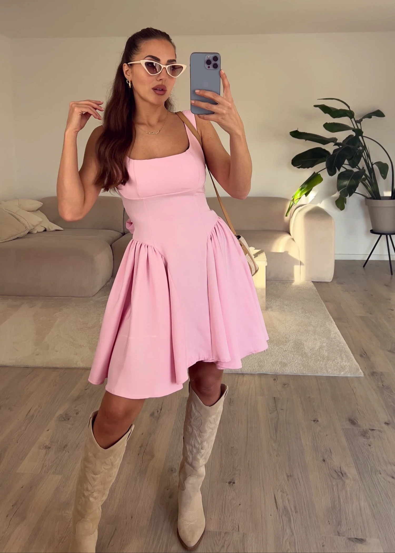 Minikleid Mit Volant-Details 5 Minikleid Mit Volant-Details – Bild 3