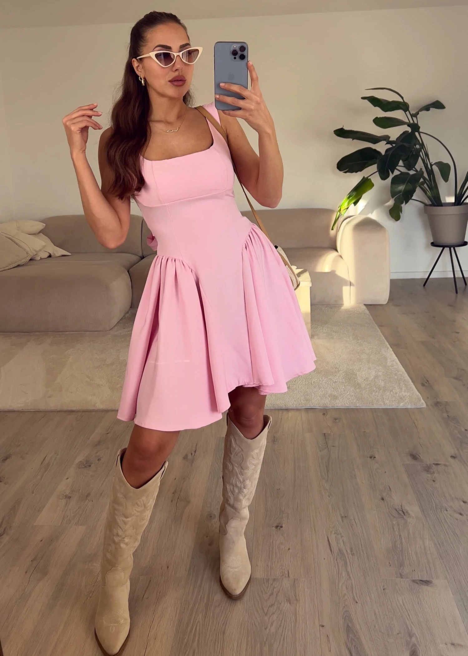 Minikleid Mit Volant-Details 3 Minikleid Mit Volant-Details