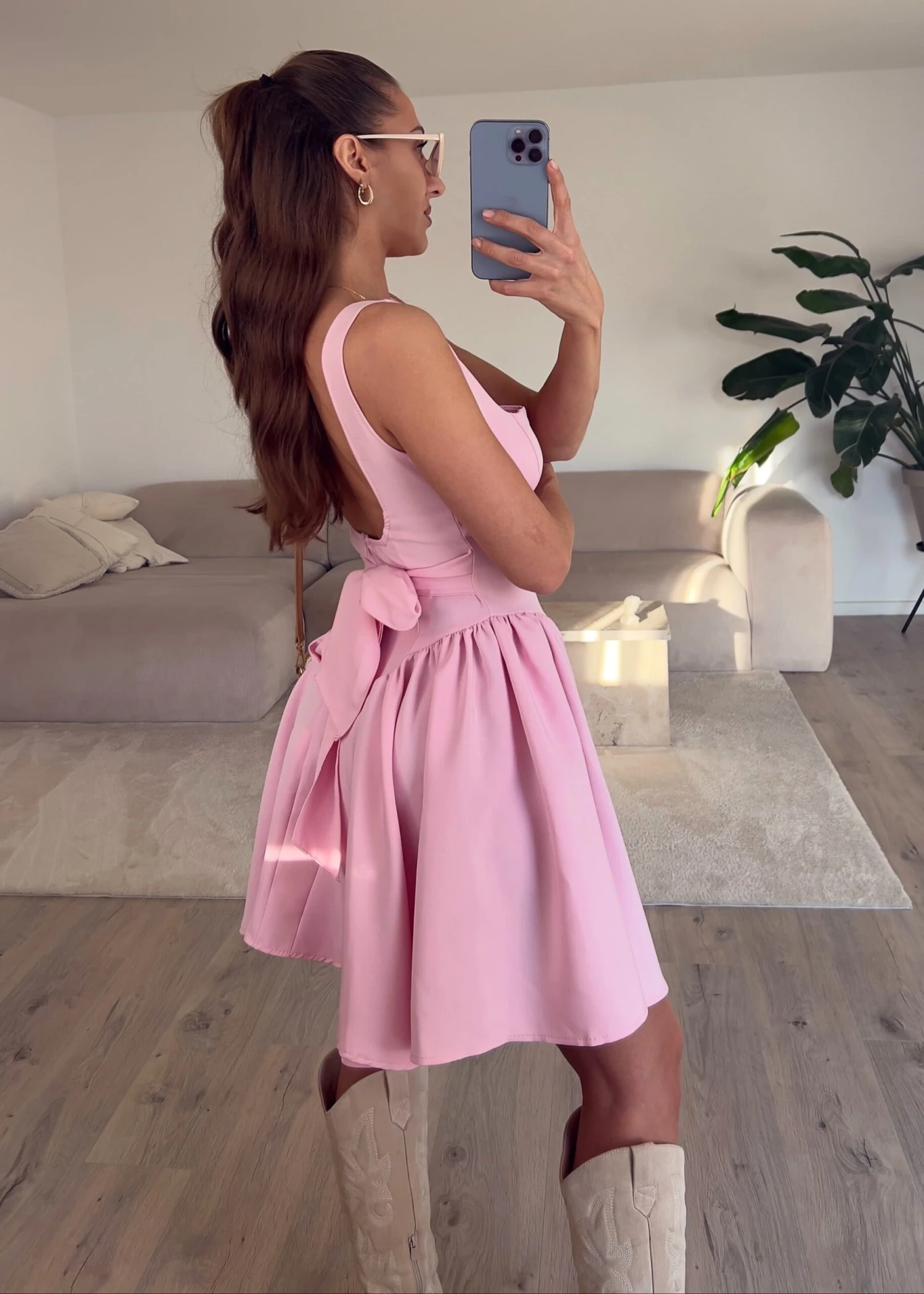 Minikleid Mit Volant-Details 4 Minikleid Mit Volant-Details – Bild 2