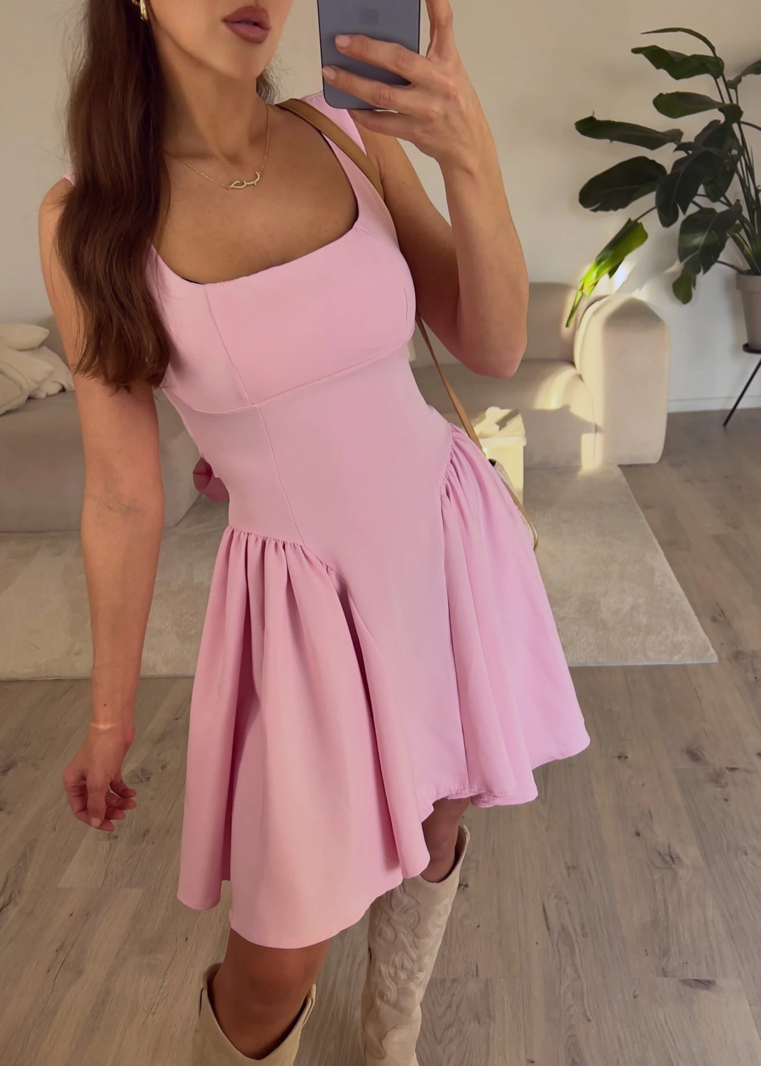 Minikleid Mit Volant-Details 6 Minikleid Mit Volant-Details – Bild 4