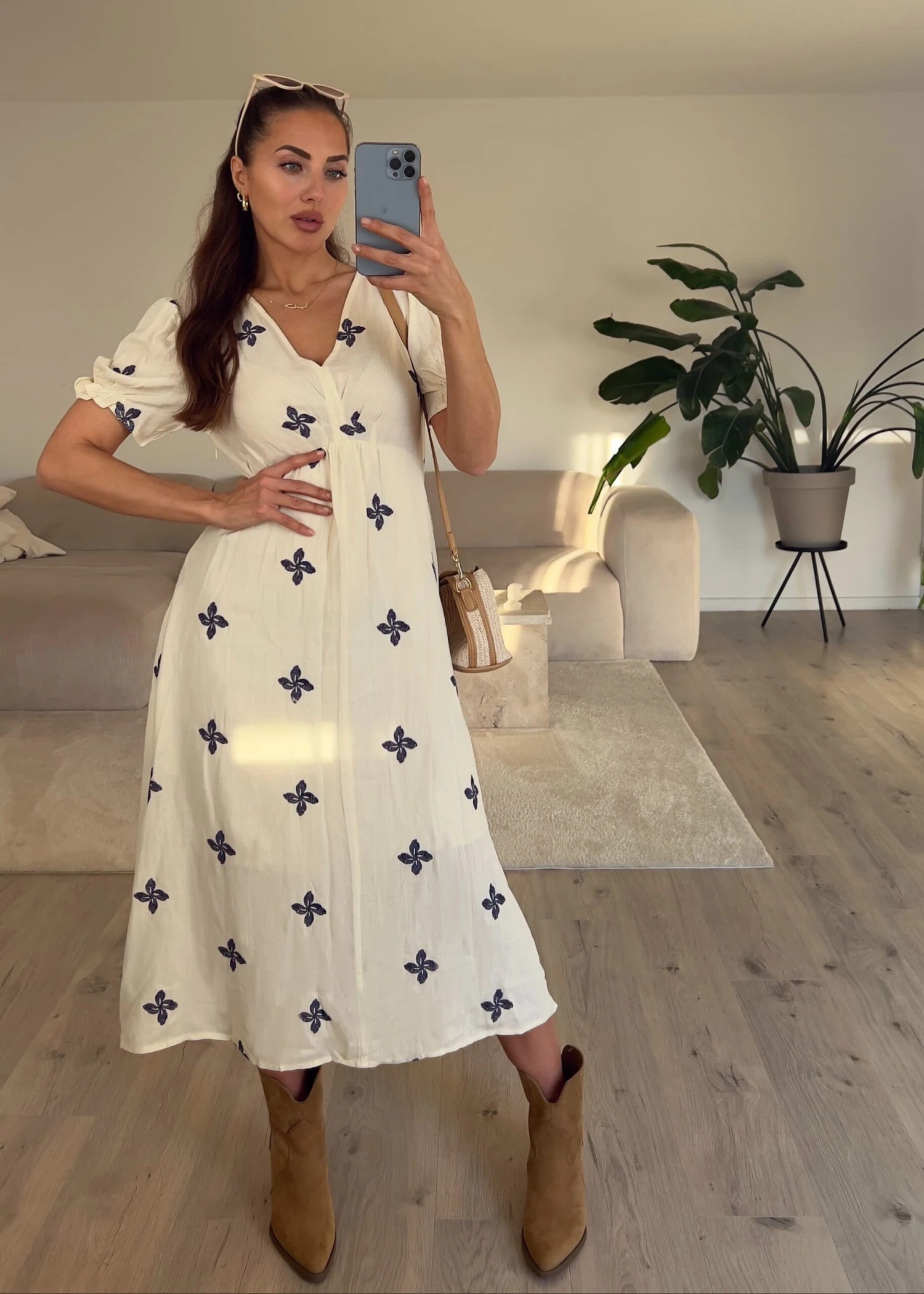 Midikleid Mit Stickereidetails 4 Midikleid Mit Stickereidetails – Bild 2