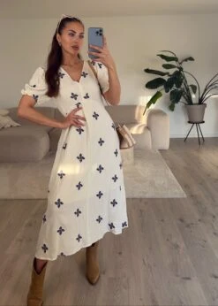 Midikleid Mit Stickereidetails 7 Midikleid Mit Stickereidetails -NAHA Damenmode IMG 7760 1