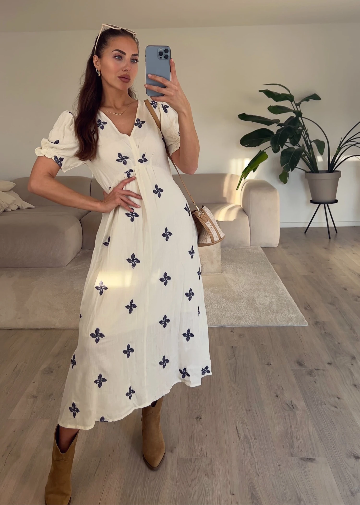 Midikleid Mit Stickereidetails 5 Midikleid Mit Stickereidetails – Bild 3