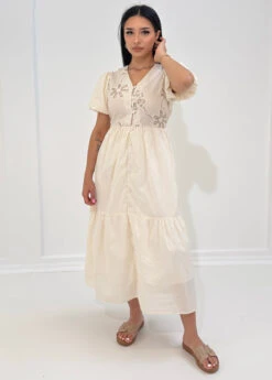Besticktes Sommerkleid Mit Puffärmeln
