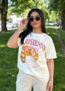 Oversize T-Shirt Mit Croissant Print -NAHA Damenmode Oversize T Shirt mit Croissant Print