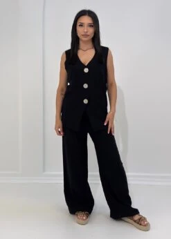 Ärmelloser Zweiteiler Mit Goldenen Knöpfen