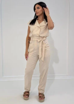 Jumpsuit Mit Bindegürtel -NAHA Damenmode jumpsuit beige naha detail bindeguertel front