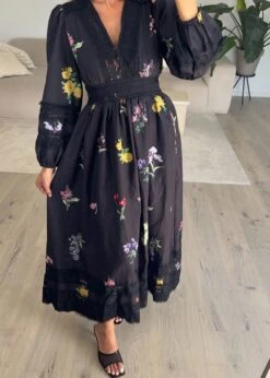 Spitzenkleid Mit Blumenmuster -NAHA Damenmode kleid mit blumenmuster schwarz 1