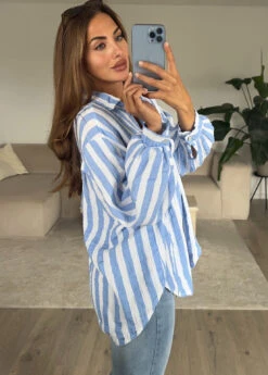 Gestreifte Musselin Bluse -NAHA Damenmode oversize bluse baumwolle blau weiss naha seite