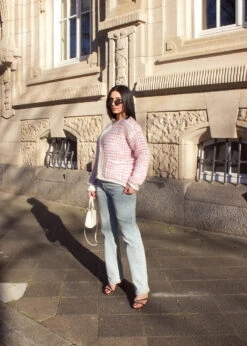 Titelseite -NAHA Damenmode rosa strickjacke muster goldknoepfe elegant naha weitansicht