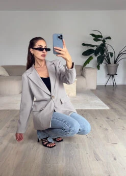 Blazer -NAHA Damenmode taillierter blazer taupe damen goldknopf naha front